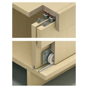 Juego de Herraje Slido Classic 55 IF - Infront - 2 Puertas de Cristal. Para puertas correderas de cristal con deslizamiento inferior hasta 55 kg. Grandes rodillos con rodamientos de bolas para excelente rodadura. Incluye amortiguadores, ajuste de altura ±2 mm y seguros contra desenganche. Carriles no incluidos (pedir por separado). Ideal para vitrinas, expositores y proyectos de diseño con puertas de cristal.