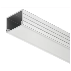 Perfil LED para Bajo Estante de Aluminio 2500 mm - Lente Lechosa. Difusión homogénea sin puntos de luz. Acabado plata anodizado. Soportes de montaje no incluidos. Ideal para iluminación de muebles y vitrinas.