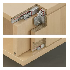 Juego de Herraje Slido Classic 40 IF C - Infront - 2 Puertas - Autocierre Unilateral. Para puertas correderas de madera de 21 a 40 kg. Especial para techos finos. Mecanismos con rodamiento de bolas y montaje rápido sin herramientas. Incluye 2 mecanismos con amortiguación. Carriles no incluidos (pedir por separado). Ideal para armarios dobles de gran formato.