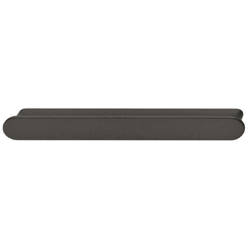 Tirador Diseño Vintage Häfele Déco H1520 en Titanio Tirador horizontal de diseño exclusivo Häfele Déco H1520, fabricado en fundición de zinc con acabado color titanio de aspecto envejecido. Dimensiones: 218 mm de longitud por 21 mm de altura, con opción de distancia entre taladros de 192 mm o 160 mm. Acabado artesanal con recubrimiento de cobre y marcas de uso deliberadas que hacen de cada pieza un ejemplar único.