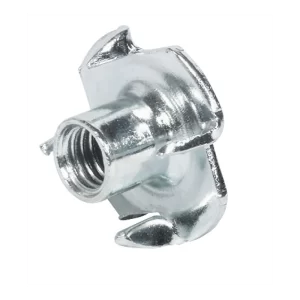 Tuercas para Clavar en Madera - Sistema de Fijación Rápida sin Rosca Tuercas especiales de acero natural diseñadas para instalación por impacto directo en madera y aglomerado, sin necesidad de roscar previamente. Disponibles en dos medidas: M6 L.7,8mm y M10 L.11mm. Sistema de fijación por clavo que crea puntos roscados permanentes mediante simple martilleo. Ideales para montajes rápidos en obra y aplicaciones donde no es posible atornillar.